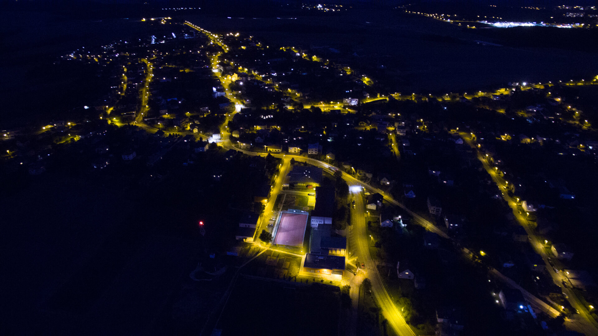 pohled na obec z ptačí perspektivy v noci
